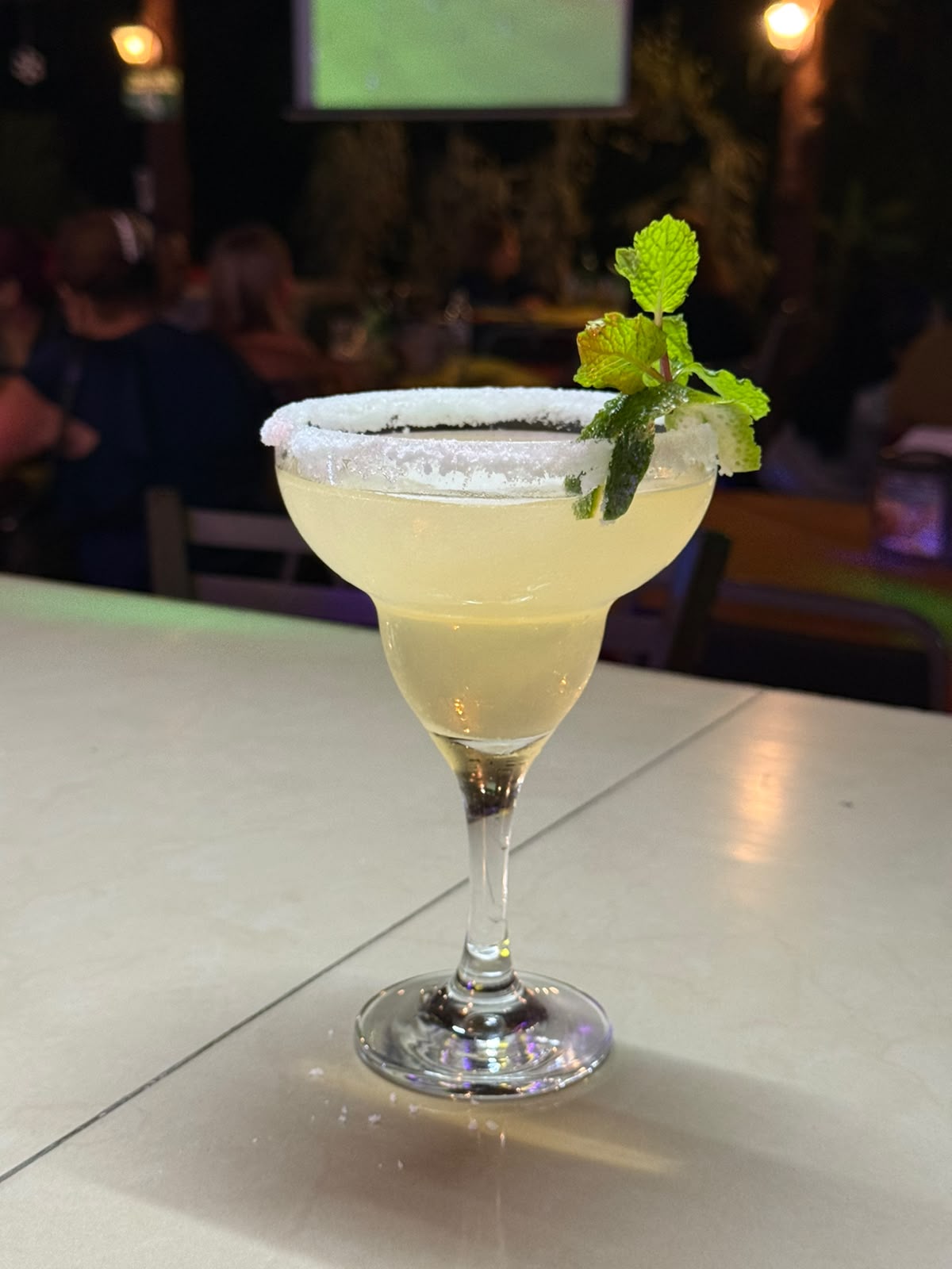 Bebida refrescante servida en Los Adobes