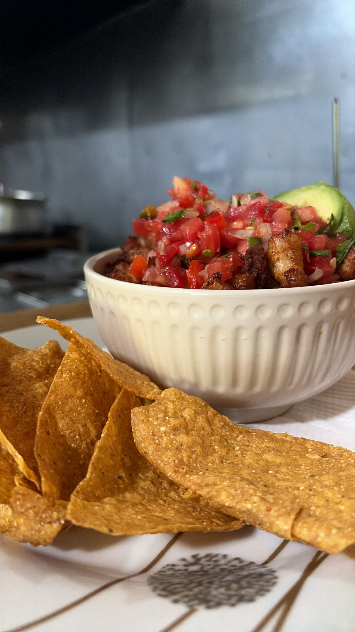 Chifrijo con tortillas para compartir