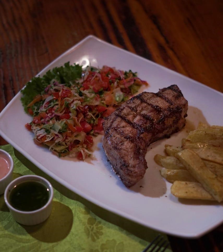 Filete a la parrilla con ensalada y papas