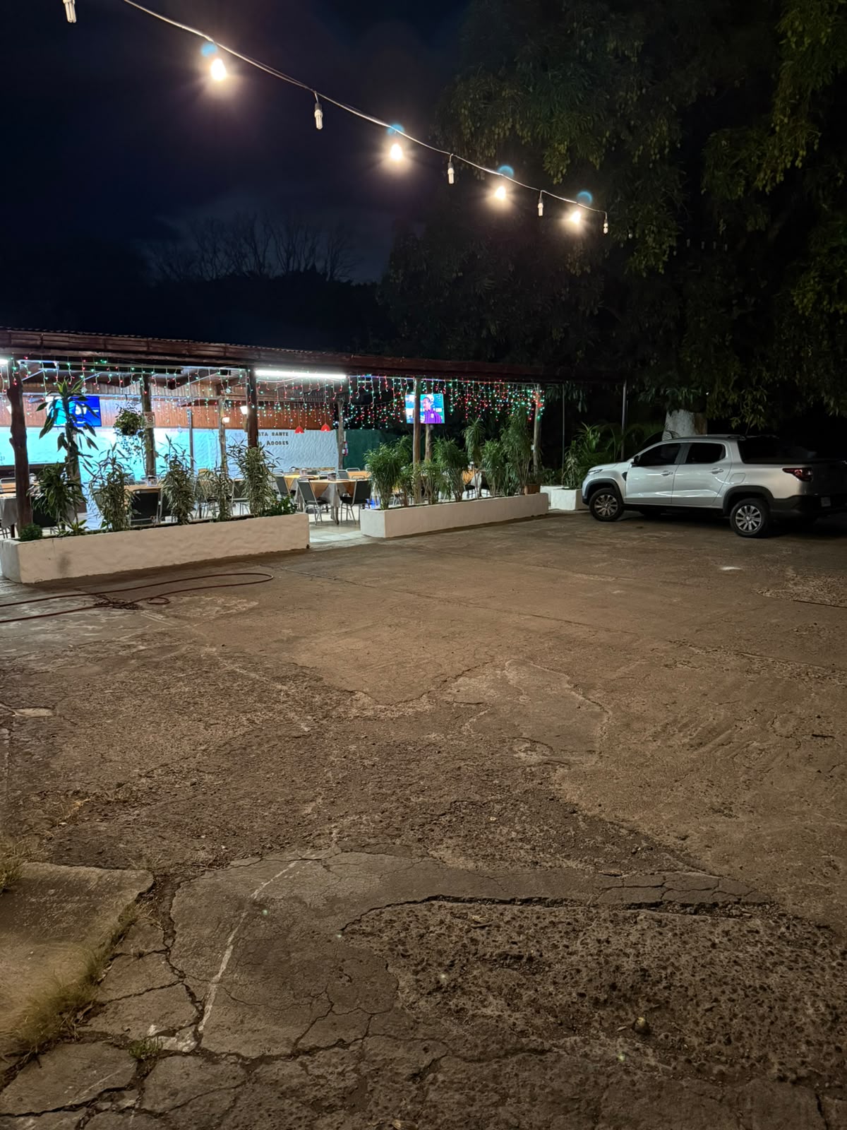 Parqueo amplio de Los Adobes