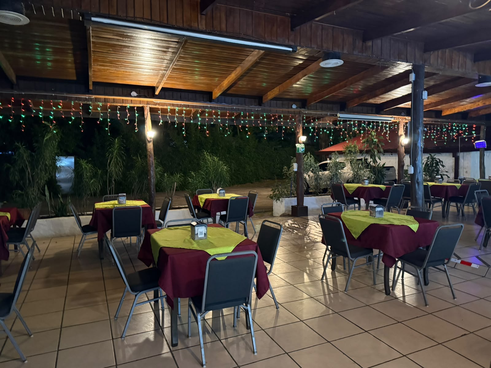 Terraza de Los Adobes iluminada de noche